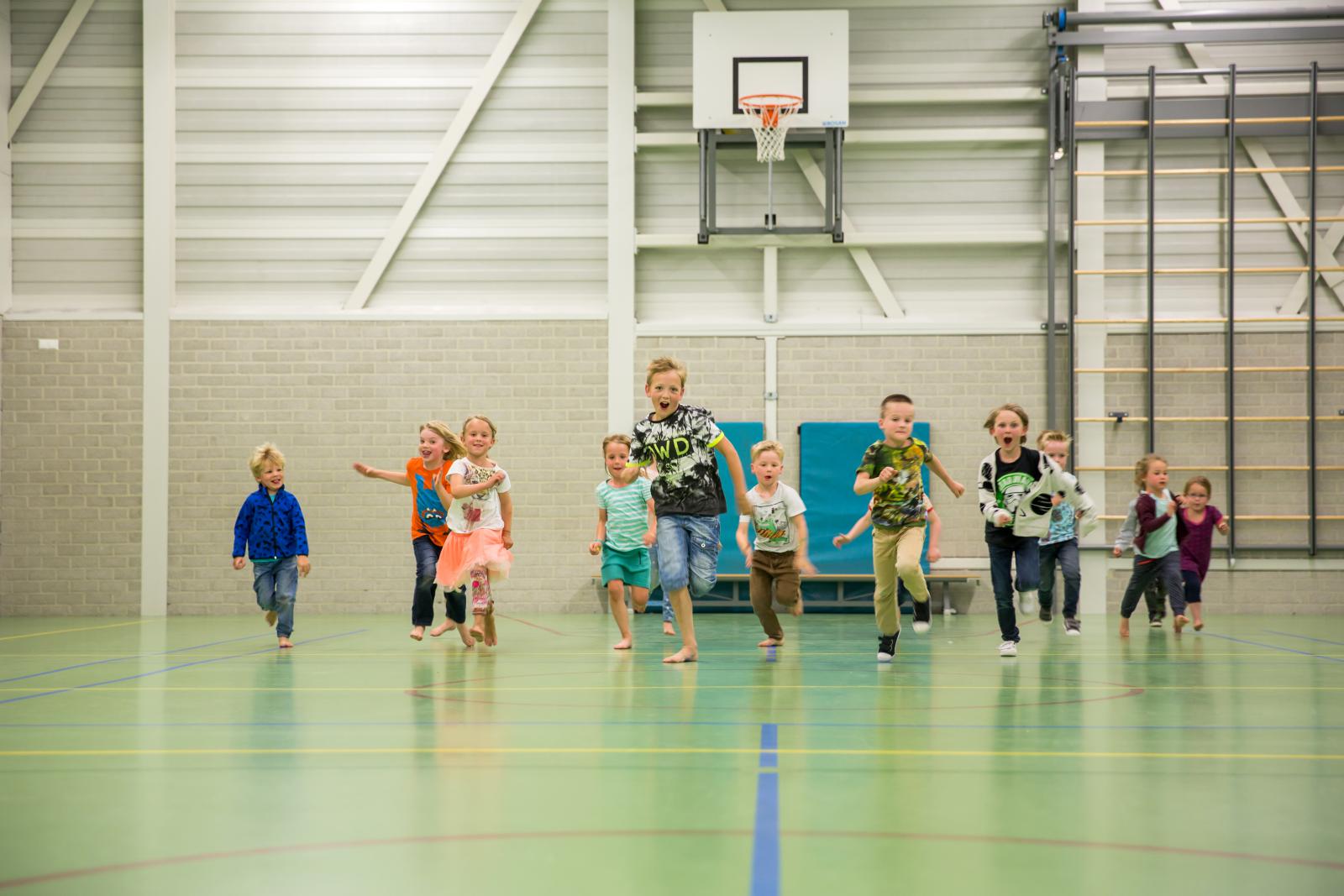 Kinderen in gymzaal basisschool en kinderopvang Vuurvogel Tilburg